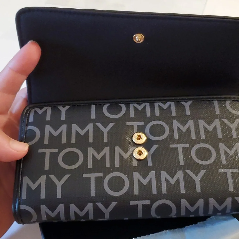 New in box authentic women's Tommy Hilfiger leather wallet